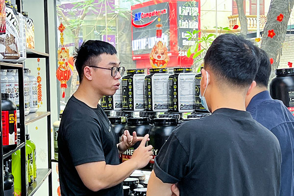 Chuyên viên đang tư vấn cho khách hàng tại Nhà Cái F8bet casino trang chủ chính thức F8 BET Lê Thanh Nghị