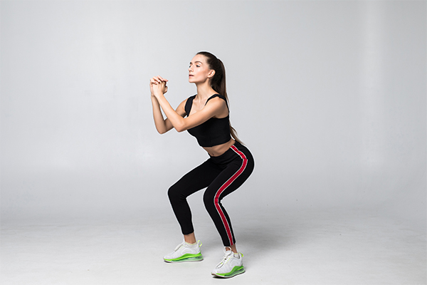 (Hình ảnh chỉ mang tính chất minh họa: Squat nhẹ khoảng 3 phút)