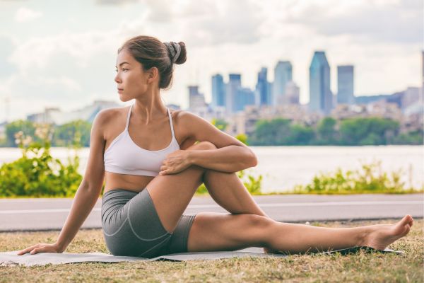  Tư thế yoga ngồi xoay nửa người