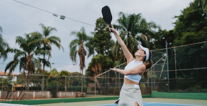 Cần khởi động và làm nóng người trước khi chơi pickleball để tránh chấn thương